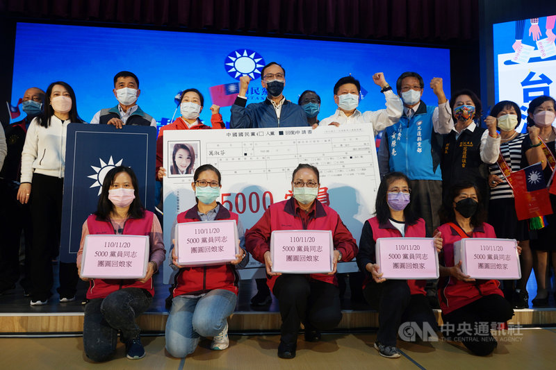 國民黨推出同舟計畫,放寬失聯、被註銷黨籍黨員回黨的限制,國民黨主席朱立倫(2排右6)20日由立委傅崐萁(2排右5)、花蓮縣長徐榛蔚(2排右7)等人陪同出席全台公投街講花蓮場時表示,全台已累積1萬5000名黨員透過同舟計畫回到國民黨大家庭。中央社記者張祈攝 110年11月20日