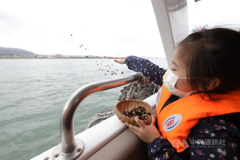 新北市淡水區漁會20日在淡水河海水與淡水交界的水域放流200萬顆文蛤幼苗,希望維護漁業環境讓資源永續。(陳耀旭提供)中央社記者黃旭昇新北傳真 110年11月20日