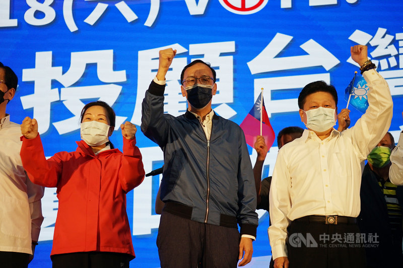 反萊豬、公投綁大選、三接遷離、重啟核四等4大公投案將投票,國民黨主席朱立倫(中)20日在立委傅崐萁(右)、花蓮縣長徐榛蔚(左)等人陪同下,出席全台公投街講花蓮場。中央社記者張祈攝 110年11月20日