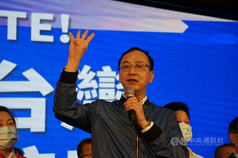 國民黨全台公投街講花蓮場20日上午在吉安國小舉行,國民黨主席朱立倫(中)出席,呼籲民眾在反萊豬、公投綁大選、三接遷離、重啟核四等4大公投案投下同意票。中央社記者張祈攝 110年11月20日
