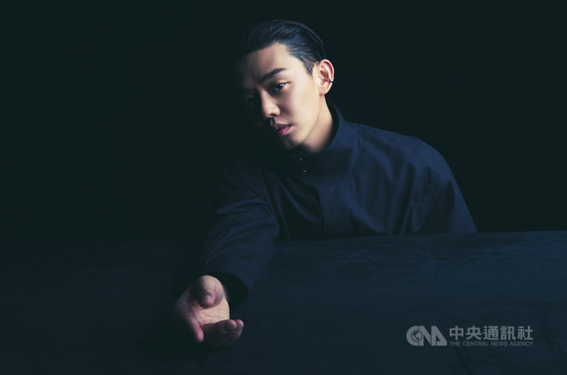 韓國影帝劉亞仁睽違4年回歸小螢幕,在新作「地獄公使」中飾演邪教首領,洗腦人民眼前是「神的旨意」,義正辭嚴推廣邪教。(Netflix提供)中央社記者葉冠吟傳真 110年11月20日