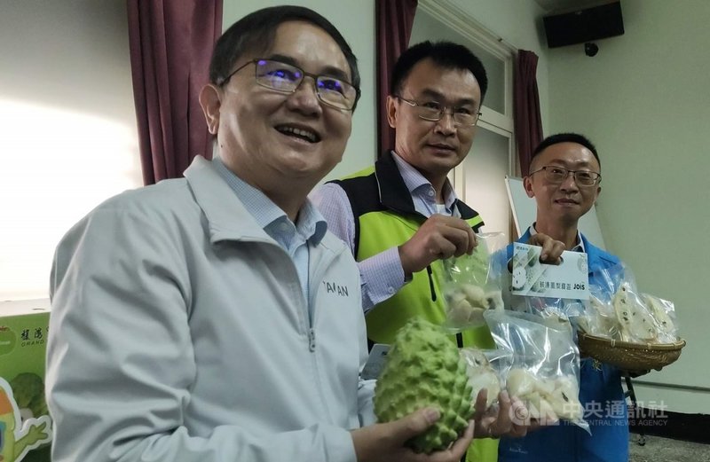 中國暫停台灣釋迦輸入,農委會在第一時間啟動應變措施。農委會主委陳吉仲(中)20日在民進黨立委劉櫂豪(左)陪同下帶領團隊到台東召開「釋在必行,台灣釋迦一定贏」記者會,宣布詳細計畫。中央社記者盧太城台東攝 110年11月20日