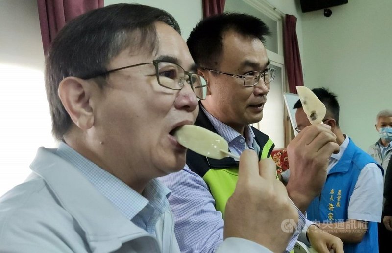 中國暫停台灣釋迦輸入,農委會在第一時間啟動應變措施,宣布將會外銷其他國家5000公噸,也擴展加工推出釋迦冰棒,農委會主委陳吉仲(中)、民進黨立委劉櫂豪(左)20日品嚐後讚不絕口。中央社記者盧太城台東攝 110年11月20日