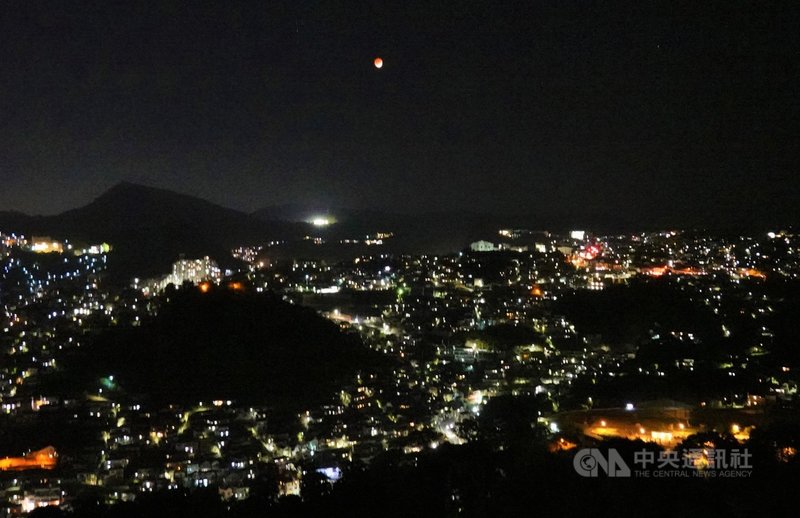 世界夜景高峰會19日在日本長崎市舉行，與會人士夜間被安排到鍋冠山公園展望台欣賞夜景，難得見到月偏食天文奇景。中央社記者楊明珠長崎攝 110年11月19日