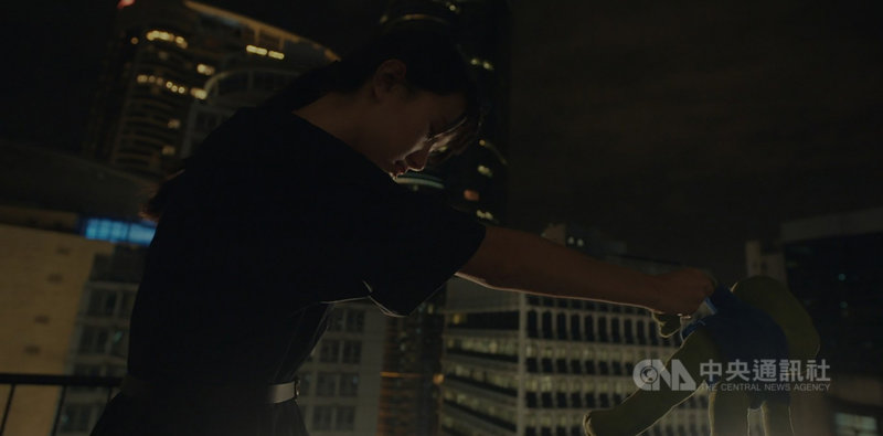 香港電影「少年」的劇本發想源自2019年反送中運動期間的青年自殺潮,許多年輕世代企圖以死明志;同時也有一群在網路集結的陌生人,自發組成民間搜救隊,在城市各處努力找到有輕生念頭的年輕人,拉他們一把,電影導演任俠也曾參與其中。(請珍惜生命。自殺防治專線(24小時):0800-788-995;生命線:1995。)(金馬執委會提供)中央社記者葉冠吟傳真 110年11月20日