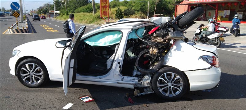 台一線屏東枋山路段18日發生一起嚴重車禍，一輛大型重型機車與一輛自小客車發生車禍，大型重機疑車速過快，整輛車卡入轎車後座。（屏東縣消防局提供）