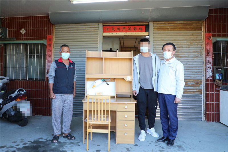 嘉義縣長翁章梁和勞工暨青年發展處長陳奕翰14日前往東石探視張同學,贈與書桌、檯燈。(圖取自嘉義縣政府網頁cyhg.gov.tw)
