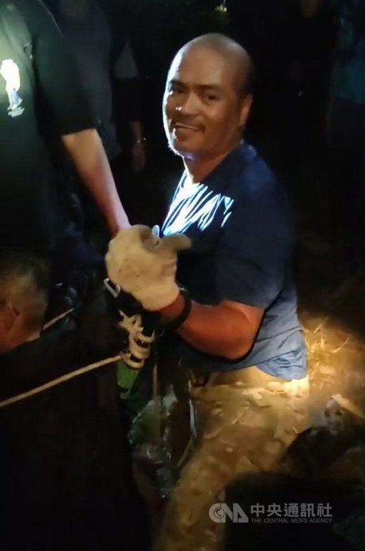 胡姓男子因人工髖關節脫臼受困栗松溫泉,警消花了近10小時才將傷患揹到登山口後送醫,義消林濤然接獲消息後也主動投入救援。(邱彥紘提供)中央社記者盧太城台東傳真 110年11月20日