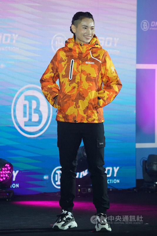 羽球世界球后戴資穎20日下午在台北出席服飾品牌代言活動,展示橘色迷彩防寒外套。中央社記者徐肇昌攝 110年11月20日