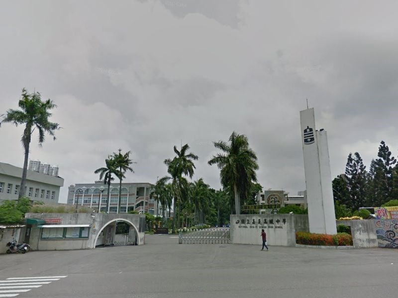 國立嘉義高中教室走廊19日下午發生10多名學生聚集叫囂,另有1名學生持球棒,要求1名2年級學生刪除IG照片。(圖取自Google地圖網頁google.com/maps)