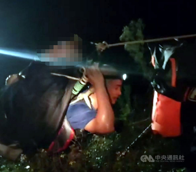 胡姓男子因人工髖關節脫臼受困栗松溫泉,高山嚮導揹工協作員、海端義消林濤然19日下午接獲消息時,立即放下向陽山屋工程,下山趕往栗松溫泉協助揹人,20日老闆特別讓他放假一天。(邱彥紘提供)中央社記者盧太城台東傳真 110年11月20日