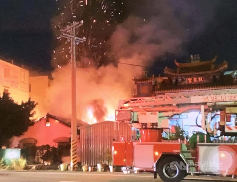 雲林縣虎尾鎮20日深夜發生火警,造成4間平房毀損,消防人員控制火勢後清查火場發現一具屍體,起火原因調查中。(民眾提供)中央社記者蔡智明傳真 110年11月21日