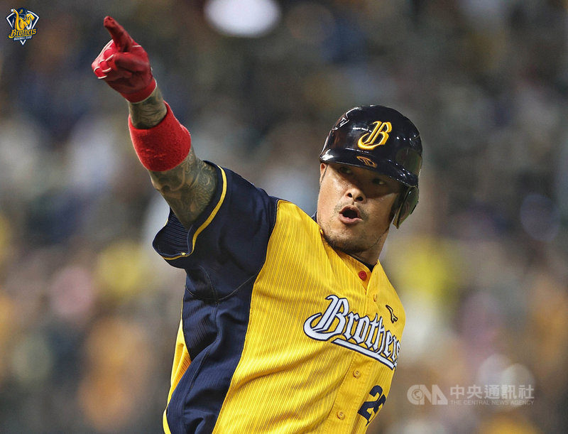 中職中信兄弟隊野手林智勝(圖)21日在與樂天桃猿隊比賽中敲出滿貫砲,為個人生涯第289轟,追平退役球星張泰山保持的中職最多轟紀錄。(中信兄弟提供)中央社記者謝靜雯傳真 110年11月21日