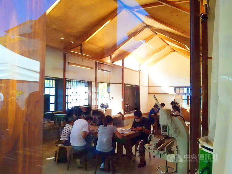 文化部補助嘉義市再造歷史現場舊監宿舍群修復工程,21日竣工啟用,其中8戶宿舍變身為實驗木場,提供民眾學習手作木製品。中央社記者蔡智明攝 110年11月21日
