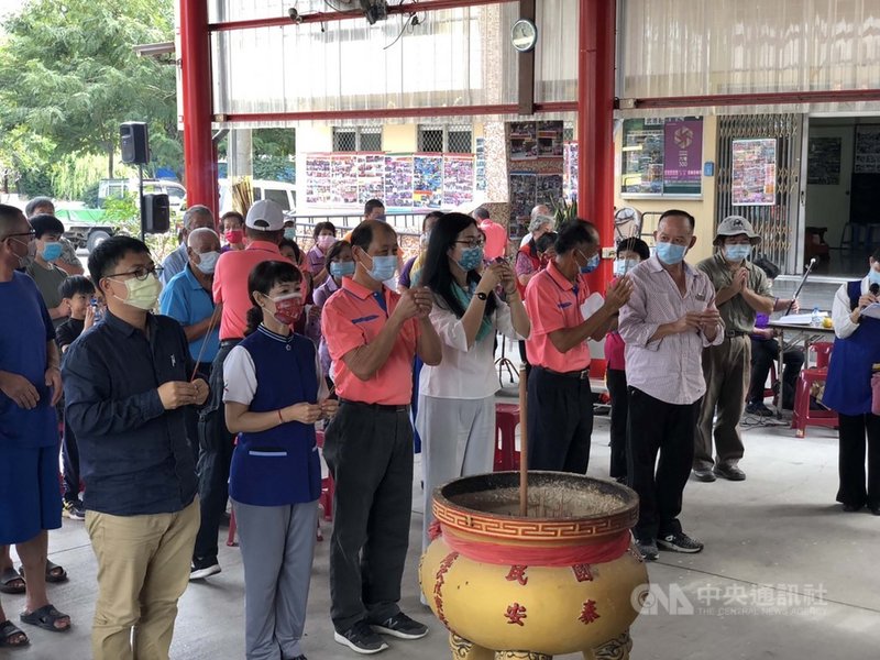 六堆建堆300年,高雄美濃客庄鄉親也到右堆開基地「里港武洛」溯源,並在當地信仰中心福安宮祈福。(高雄市客委會提供)中央社記者蔡孟妤傳真 110年11月21日