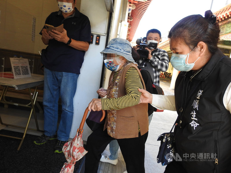 捷運三鶯線工地20日發生灌漿事故釀3死2傷,檢方21日進行相驗確認死者都是高處墜落致全身多處複雜性骨折死亡,死者家屬(左2)哀戚不語。中央社記者王鴻國攝 110年11月21日