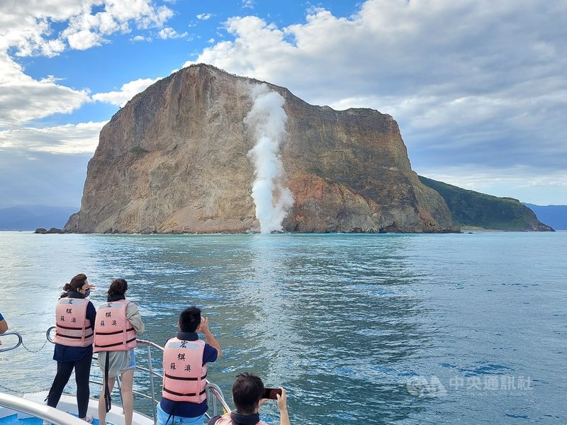 龜山島龜首海拔高度239公尺,龜首海域21日疑因海底火山能量增加,再度噴出大量磺煙,直竄天際,且是24年來最大量。搭乘賞鯨船的遊客以手機記錄難得一見的自然奇景。(宏棋號賞鯨船解說員簡逢均提供)中央社記者沈如峰宜蘭縣傳真 110年11月21日