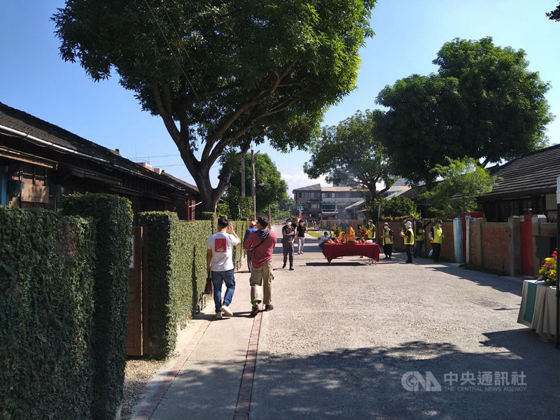 文化部補助嘉義市再造歷史現場舊監宿舍群修復工程,21日竣工啟用,宿舍群街道整理完善,吸引民眾參觀。中央社記者蔡智明攝 110年11月21日