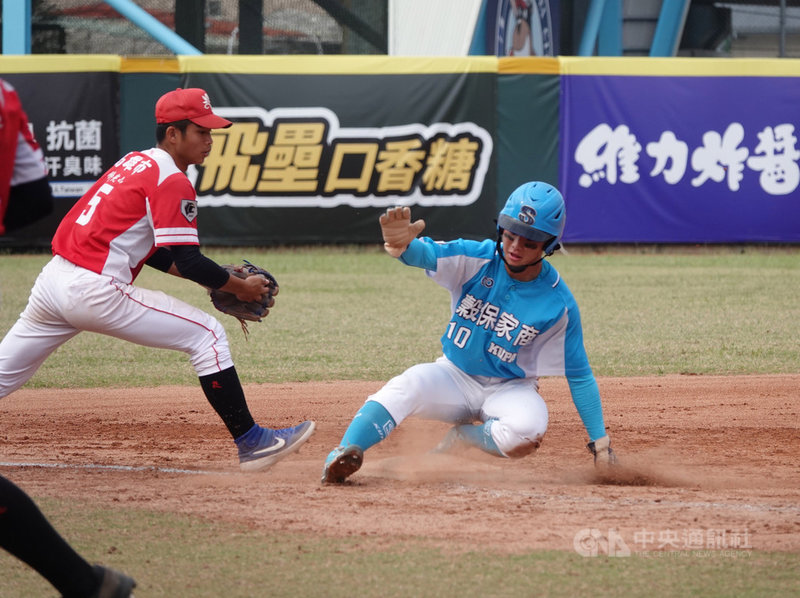 2021年黑豹旗全國高中棒球大賽16強21日在三重棒球場舉行,穀保家商與普門中學交手,穀保投打發揮,以5比1擊敗普門、晉級8強。圖為穀保跑者上到三壘。中央社記者謝靜雯攝 110年11月21日