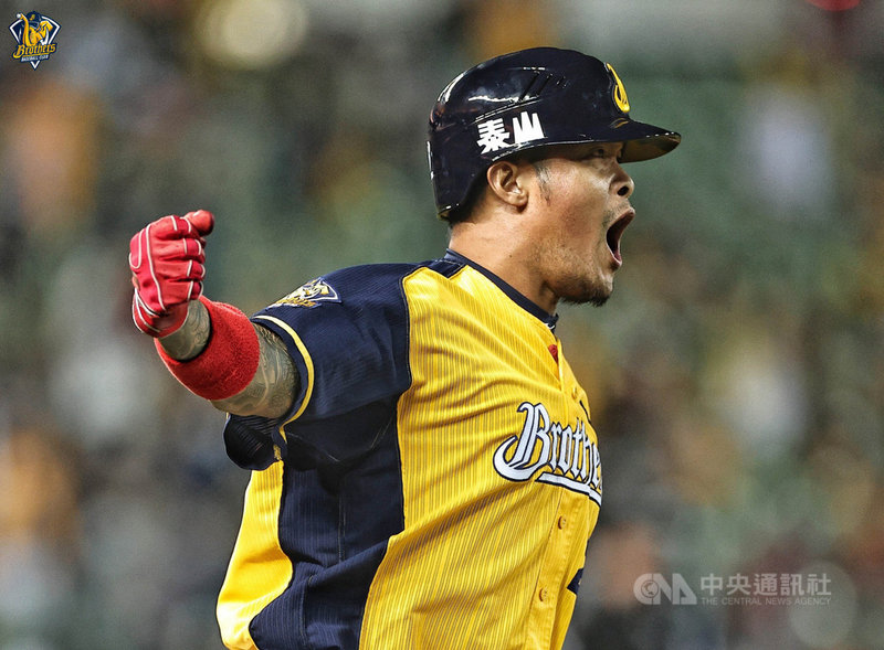 中職中信兄弟隊本季例行賽最後一戰,21日在主場洲際棒球場迎戰樂天桃猿隊,林智勝(圖)敲出超前比數滿貫砲,追平退役球星張泰山保持的中職最多289轟紀錄,連2天開轟,率隊以6比4擊敗樂天桃猿,也喊話:「要哭拿到總冠軍再哭。」(中信兄弟提供)中央社記者謝靜雯傳真 110年11月21日