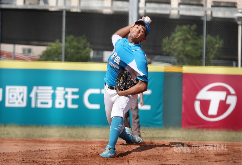 穀保家商壽星馮皓(圖)21日黑豹旗青棒賽16強先發,對普門中學投7局失1分、好投壓制,率隊晉級8強;穀保總教練周宗志稱讚他進步多,整體表現像「右投林子崴」。中央社記者謝靜雯攝 110年11月21日