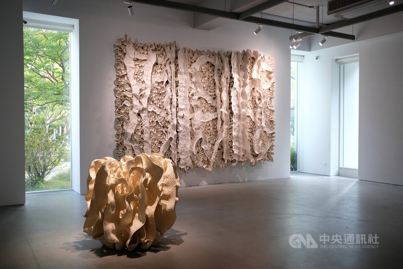 「元形.複境-徐永旭個展」即日起至12月4日在双方藝廊展出,現場可見至少上千個手捏痕跡的大型作品。(双方藝廊提供)中央社記者王寶兒傳真 110年11月21日