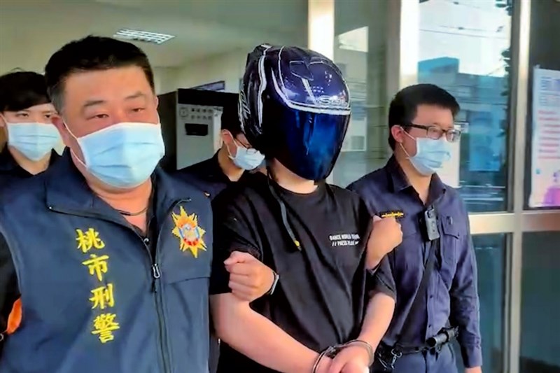 桃園市蔣姓男子(中)去年11月不滿被勸導戴口罩,持刀刺死店員。(民眾提供)