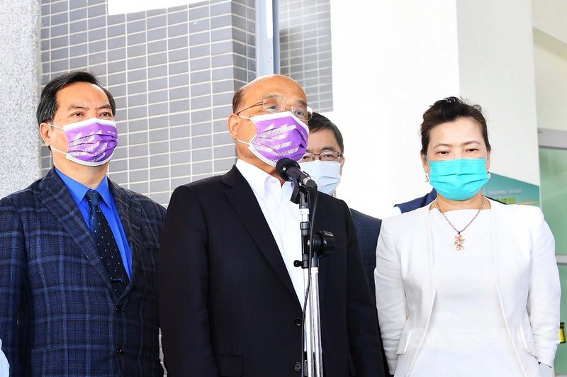 行政院長蘇貞昌(中)21日與經濟部長王美花(右)、行政院發言人羅秉成(左)出席彰一開閉所啟用典禮暨彰工升壓站祈福儀式。(行政院提供)中央社記者陳俊華傳真 110年11月21日