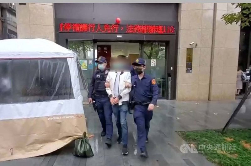 台北市警察局大安分局21日表示,20日清晨獲報指轄內某間KTV有人持刀鬥毆,警方追查發現為雙方人馬酒後口角糾紛引發,經積極擴大追查已將22名犯嫌查緝到案。(翻攝照片)中央社記者黃麗芸傳真 110年11月21日