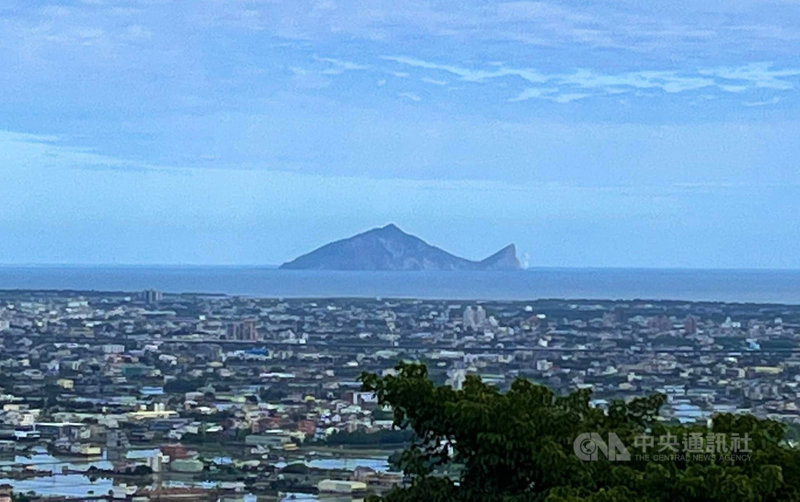 龜山島龜首海域21日疑因海底火山能量增加,再度噴出大量磺煙,且是24年來最大量。在宜蘭縣冬山鄉仁山植物園遠眺,可見外海的龜山島在噴煙。(民眾韋元順提供)中央社記者沈如峰宜蘭縣傳真 110年11月21日