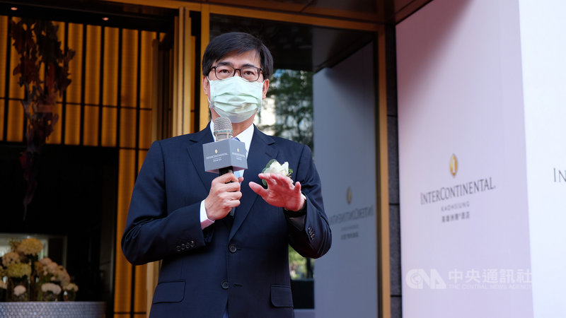 總統蔡英文20日出席民進黨在高雄的公投說明會時指出,曾在三更半夜接到高雄市長陳其邁為台積電設廠等事打來的電話。陳其邁(圖)21日表示,他不只打給蔡總統,部會首長、行政院長等都接過他的電話,有的時候想到就會直接打電話,「這樣比較快」。中央社記者曾以寧攝 110年11月21日