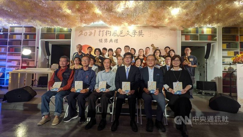 2021打狗鳳邑文學獎21日舉行頒獎典禮,共收803件作品破歷年紀錄,高雄市政府文化局透過新聞稿表示,評審委員們認為今年參賽作品量多且質高,題材豐富多元,且具強烈的南方特色,形成一種不同於其他文學獎的「氣口」。中央社記者曾以寧攝 110年11月21日