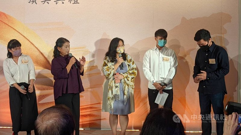 2021打狗鳳邑文學獎21日舉行頒獎典禮,高雄獎得主上台分享創作心得、互相交流創作想法。中央社記者曾以寧攝 110年11月21日