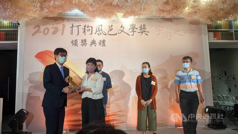 2021打狗鳳邑文學獎21日舉行頒獎典禮,高雄市長陳其邁(左)出席頒獎,他致詞表示,得獎作品題材跨出台灣,擴及國際事件,顯示出打狗鳳邑文學獎多元寬闊的南方氣度。中央社記者曾以寧攝 110年11月21日