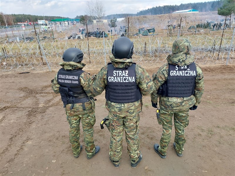 根據波蘭邊境防衛隊回報,有數個移民群再度試圖越境,每群大多數十人。(圖取自twitter.com/Straz_Graniczna)