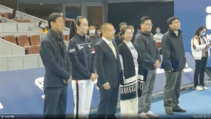 中國對外官媒環球時報總編輯胡錫進21日再度貼出影片,稱中國網球名將彭帥(前左2)上午在北京出席青少年網球賽決賽的開幕式。(圖取自twitter.com/HuXijin_GT)