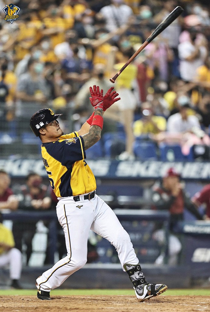 中華職棒中信兄弟隊野手林智勝(圖)21日與樂天桃猿隊比賽,7局敲出滿貫砲,為個人本季第3轟,生涯第11發滿貫全壘打,生涯全壘打數追平退役球星張泰山保持的中職最多轟紀錄289轟。(中信兄弟提供)中央社記者謝靜雯傳真 110年11月21日