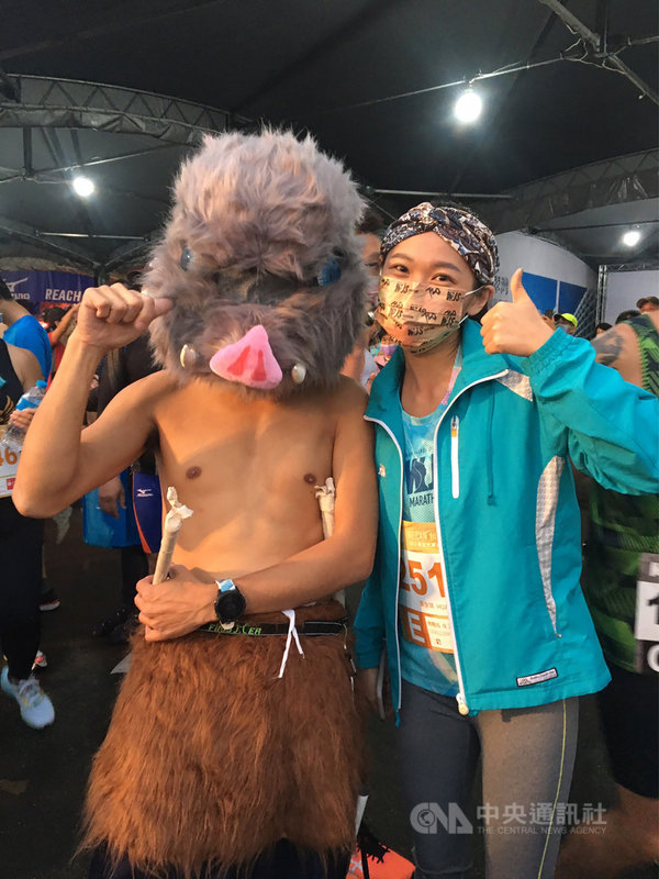 萬金石馬拉松21日上午開跑,吸引近7500名好手參與,有跑者打扮成動漫人物,逗趣吸睛。中央社記者沈佩瑤攝 110年11月21日