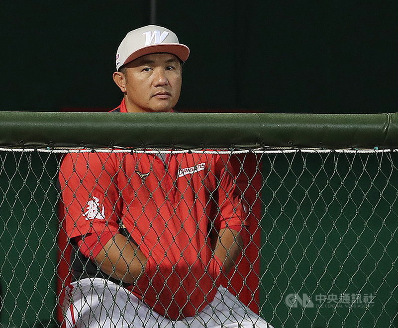 中職中信兄弟隊林智勝21日生涯第289轟出爐,追平退役球星、現任味全龍隊打擊教練張泰山(圖)保持的中職紀錄。張泰山笑說,每次遇到都會叫林智勝「快一點」,給他的目標是300轟,「300轟價值不一樣」。中央社記者張新偉攝 110年11月21日
