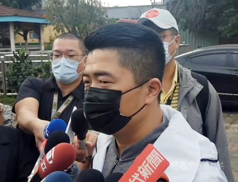 國民黨台中立委補選參選人顏寬恒(前)日前指出施打高端疫苗者必須重新接種成了「四劑帝國」;22日上午顏寬恒出席社區文化活動接受媒體聯訪時表示,滯銷的300多萬劑高端疫苗如何處理,疫苗的效力未知,至今無人說明。中央社記者趙麗妍攝 110年11月22日