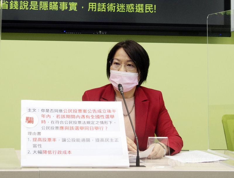 民進黨立法院黨團幹事長劉世芳(圖)22日在黨團輿情回應記者會上,對超商店員勸導顧客戴口罩卻遭刺死一事表示,是否能用舉發方式讓指揮中心來開罰,盡量不要發生衝突,也請警方加強巡邏,確保防疫與治安。中央社記者施宗暉攝 110年11月22日