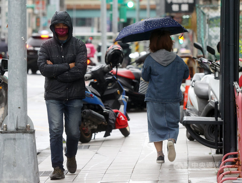 中央氣象局指出,22日冷空氣挾帶水氣,北部、東半部及中部山區降雨機率提高;全台各地氣溫會明顯下降,且越晚越冷。中央社記者鄭傑文攝 110年11月22日