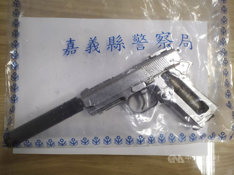 嘉義陳姓男子21日晚間酒後開車至東石塭港巡視漁船,不慎輾壓曾姓釣客釣具引發衝突,陳男拿出BB槍(圖)、長柄刀攻擊對方,遭警方當場逮捕送辦,並查扣凶器。(嘉義縣警察局朴子分局提供)中央社記者蔡智明傳真 110年11月22日