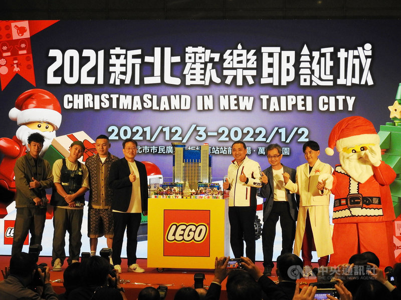 新北市政府22日舉辦「新北歡樂耶誕城」記者會,市長侯友宜(右3)宣布,耶誕城將於12月3日開城後,直到111年1月2日止。主持人黃子佼(右1)和玖壹壹成員春風(左3)、健志(左1)、洋蔥(左2)則在記者會中一起公布「巨星耶誕演唱會」卡司。中央社記者王鴻國攝 110年11月22日