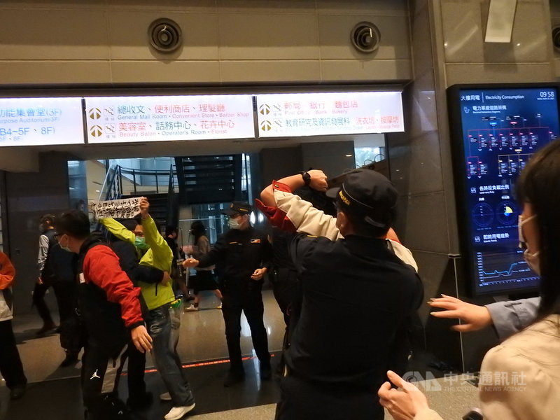新北市政府22日舉辦「新北歡樂耶誕城」記者會,有勞工團體到場陳情遭駐警架離。中央社記者王鴻國攝 110年11月22日