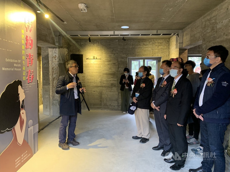 馬祖梅石曾有官兵休閒育樂的戰地發展,22日梅石軍官與士兵茶室開幕,台師大教授江柏煒(左)帶領與會者參觀展覽,了解空間與歷史文化的關聯性。中央社記者邱筠攝 110年11月22日