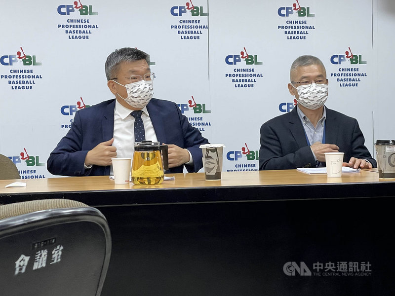 中華職棒22日召開領隊會議,中職會長蔡其昌(左)會後表示,明年3月5、6日將由林岳平帶隊赴東京巨蛋與日本國家隊打交流賽,但相關防疫計畫還需提交審核。中央社記者謝靜雯攝 110年11月22日