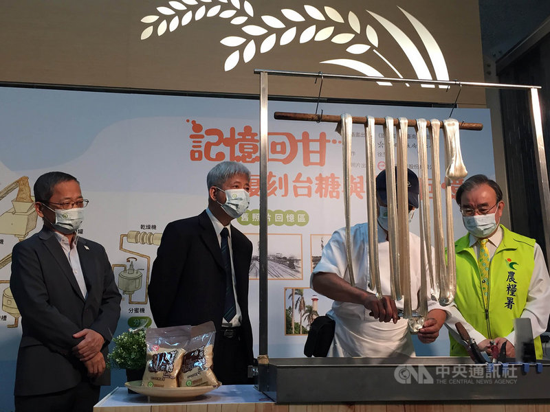 農委會與台灣糖業股份有限公司合作，22日召開記者會宣布推出全台首支產銷履歷本土甘蔗糖，不僅食安無虞、可溯源、友善環境，並確保農民收益，現場請來老師傅以此糖手拉製作糖蔥。中央社記者楊淑閔攝  110年11月22日