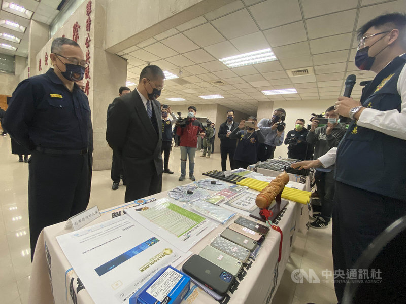 警政署刑事局22日舉行「制暴溯源 刨根組織 斷絕金流」第3次全國同步掃黑專案記者會,內政部長徐國勇(左2)在警政署長陳家欽(左)陪同下視察成果。中央社記者黃麗芸攝 110年11月22日