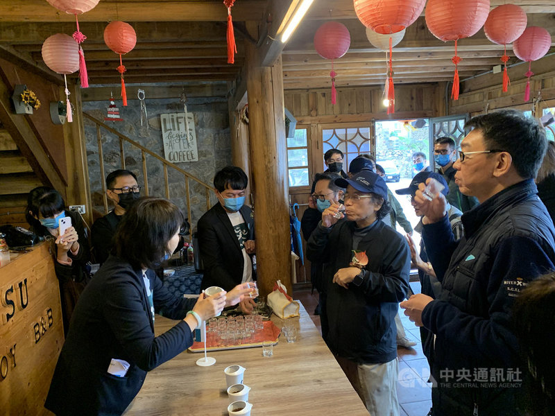 馬祖鐵板村透過社區凝聚力持續傳承老酒技藝,並配合國際藝術島「島嶼釀」主題,在釀酒體驗後邀請參與者共同品酒,讓體驗者感受馬祖島嶼所能釀造的滋味。(飲酒過量,有害健康,中央社提醒您酒後勿開車)中央社記者邱筠攝 110年11月22日